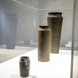 Drei Vasen in einer Glasvitrine, vorne die kleinste, hinten die größte