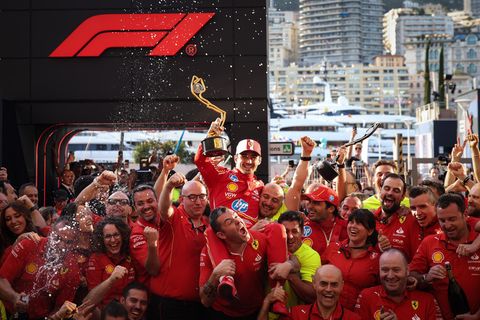 Charles Leclerc und das Ferrari-Team feiern nach dem Monaco-Sieg, was das Zeug hält