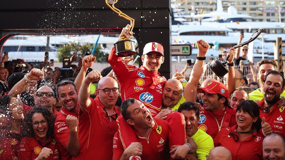 Charles Leclerc und das Ferrari-Team feiern nach dem Monaco-Sieg, was das Zeug hält