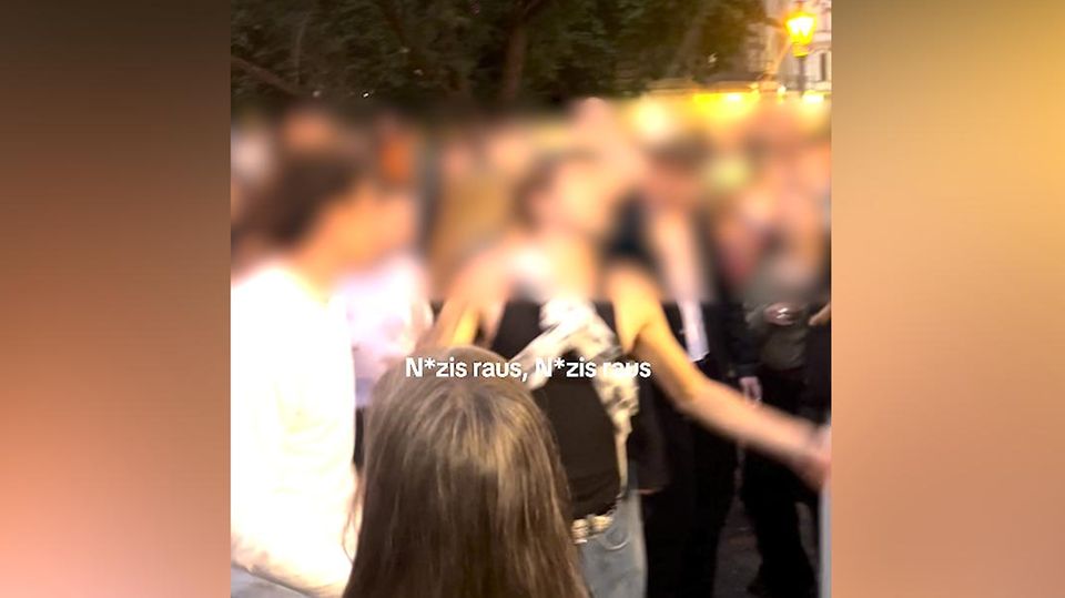 "Nazis raus" – Berliner Menschenmenge erobert "L’Amour toujours" zurück