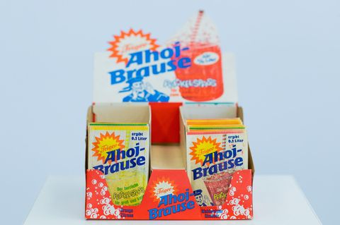 Ahoi-Brause  Ahoi-Brause war ein essenzieller Bestandteil der kindlichen Geschmacksexperimente vor der Jahrtausendwende. Egal ob direkt als prickelndes Pulver auf der Zunge oder aufgelöst in Wasser – Ahoi-Brause lieferte immer eine sprudelnde Geschmacksexplosion und sorgte für viele aufregende Erfrischungsmomente