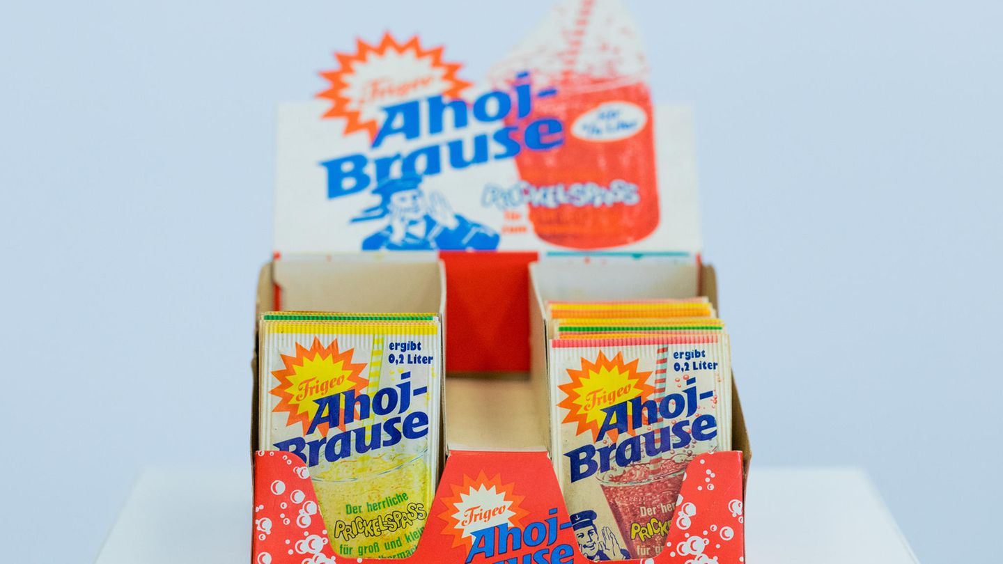 Ahoi-Brause  Ahoi-Brause war ein essenzieller Bestandteil der kindlichen Geschmacksexperimente vor der Jahrtausendwende. Egal ob direkt als prickelndes Pulver auf der Zunge oder aufgelöst in Wasser – Ahoi-Brause lieferte immer eine sprudelnde Geschmacksexplosion und sorgte für viele aufregende Erfrischungsmomente