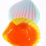 Schleckmuschel  Schleckmuscheln waren damals der Inbegriff des sommerlichen Naschens. Versteckt in bunten Muschelhälften fand sich eine süße Zuckermasse, die genüsslich ausgeschleckt wurde. Ob auf dem Schulhof oder beim Nachmittagsspiel im Freien, mit einer Leckmuschel fühlte man sich gleich wie auf Kurzurlaub am Meer