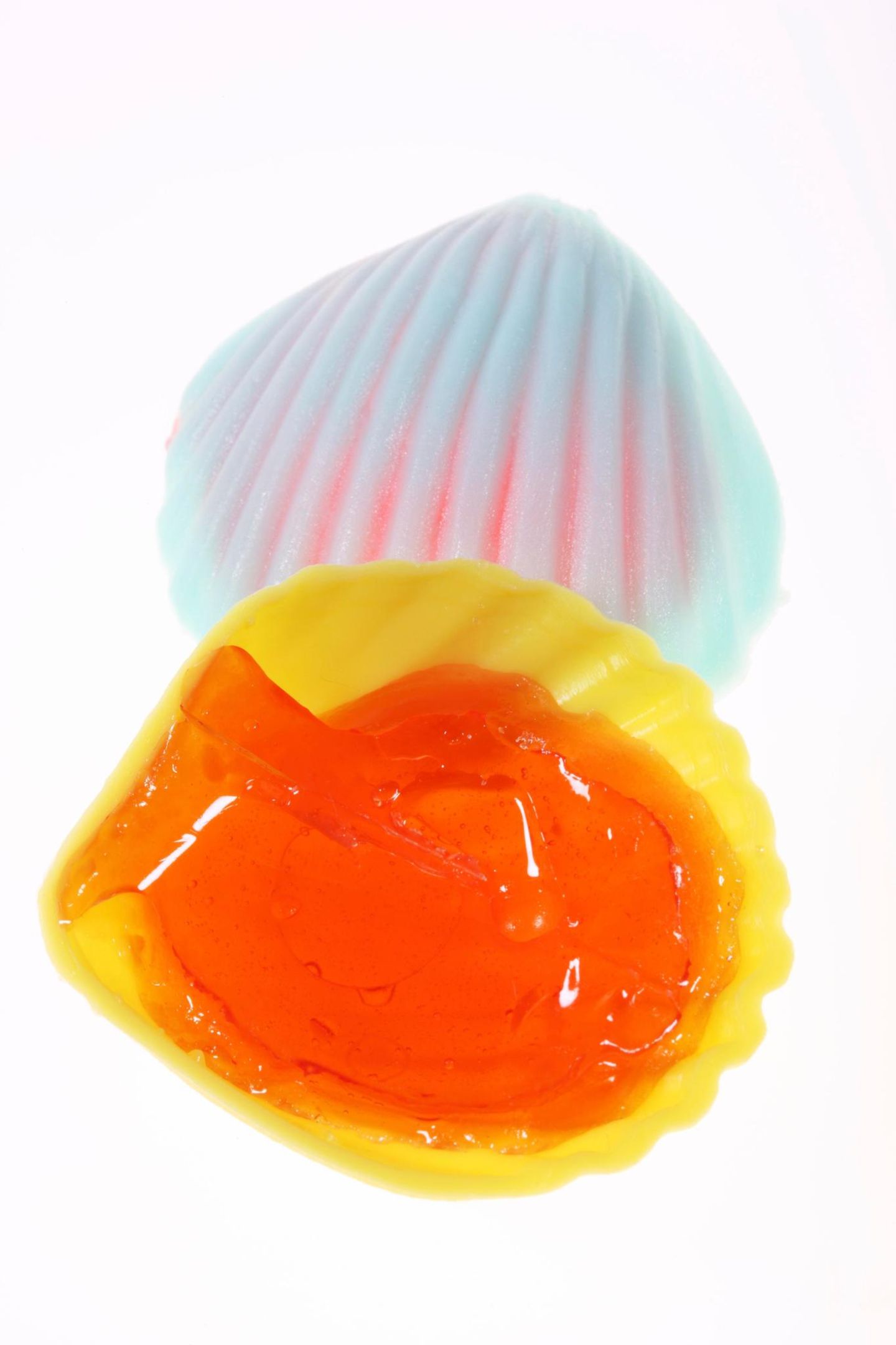 Nostalgie: Schleckmuschel Schleckmuscheln waren damals der Inbegriff des sommerlichen Naschens. Versteckt in bunten Muschelhälften fand sich eine süße Zuckermasse, die genüsslich ausgeschleckt wurde. Ob auf dem Schulhof oder beim Nachmittagsspiel im Freien, mit einer Leckmuschel fühlte man sich gleich wie auf Kurzurlaub am Meer Schleckmuschel Schleckmuscheln waren damals der Inbegriff des sommerlichen Naschens. Versteckt in bunten Muschelhälften fand sich eine süße Zuckermasse, die genüsslich ausgeschleckt wurde. Ob auf dem Schulhof oder beim Nachmittagsspiel im Freien, mit einer Leckmuschel fühlte man sich gleich wie auf Kurzurlaub am Meer