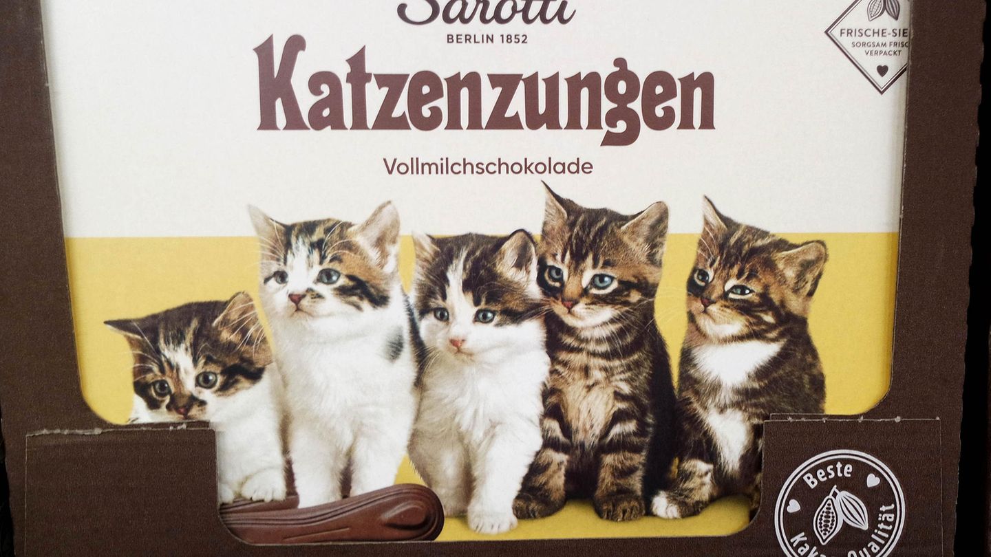 Katzenzungen  Ein nostalgischer Leckerbissen, der jede Schokoladentafel in den Schatten stellte. Diese zarten Schokoladenzungen, verpackt in einer hochwertig anmutenden Schachtel, waren von Eleganz und Verspieltheit geprägt – ganz so, wie es die Form einer Katzenzunge nahelegt. Auch heute noch werden sie in einigen Familien als besonderer Leckerbissen zum Kaffee gereicht und erinnern an vergangene Zeiten.