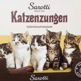 Katzenzungen  Ein nostalgischer Leckerbissen, der jede Schokoladentafel in den Schatten stellte. Diese zarten Schokoladenzungen, verpackt in einer hochwertig anmutenden Schachtel, waren von Eleganz und Verspieltheit geprägt – ganz so, wie es die Form einer Katzenzunge nahelegt. Auch heute noch werden sie in einigen Familien als besonderer Leckerbissen zum Kaffee gereicht und erinnern an vergangene Zeiten.