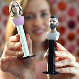 PEZ-Spender  An die multifunktionale Süßigkeit des PEZ-Spenders erinnern sich Boomer gerne zurück. Nicht nur die süßen Bonbons erfreuten den Gaumen, sondern die farbenfrohen Spender im Design bekannter Film- und Comicfiguren sammelten viele Anhänger und entwickelten sich zum Trend-Accessoire