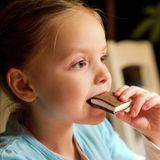 Milchschnitte  Die Milchschnitte findet man auch heute noch zusammen mit Kinder Pingui und Kinder Maxi King in der Kälteabteilung des Supermarkts. Der milchige Snack war eine beliebte Abwechslung in der Pausenbrot-Dose und galt auf dem Schulhof als beliebte Währung zum Tausch.