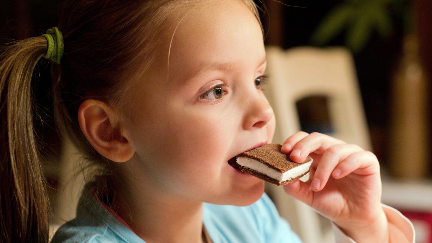 Milchschnitte  Die Milchschnitte findet man auch heute noch zusammen mit Kinder Pingui und Kinder Maxi King in der Kälteabteilung des Supermarkts. Der milchige Snack war eine beliebte Abwechslung in der Pausenbrot-Dose und galt auf dem Schulhof als beliebte Währung zum Tausch.
