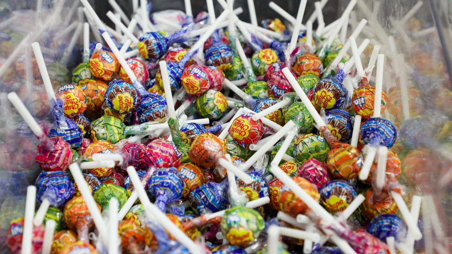 Nostalgie: Chupa Chups Die Chupa Chups-Lollis, mit ihrer enormen Vielfalt an Geschmacksrichtungen von Frucht über Cola bis Sahne, prägten das süße Gesicht der 90er Jahre. Durch ihre auffällige Verpackung und den intensiven Geschmack zählten sie nicht nur zu den Favoriten auf dem Pausenhof, sondern wurden auch schnell zum Inbegriff der Lutscher. Interessant: Es war kein Geringerer als Salvador Dalí, der legendäre surrealistische Künstler, der das ikonische Logo entwarf, das auch heute noch auf jeder Verpackung prangt. Chupa Chups Die Chupa Chups-Lollis, mit ihrer enormen Vielfalt an Geschmacksrichtungen von Frucht über Cola bis Sahne, prägten das süße Gesicht der 90er Jahre. Durch ihre auffällige Verpackung und den intensiven Geschmack zählten sie nicht nur zu den Favoriten auf dem Pausenhof, sondern wurden auch schnell zum Inbegriff der Lutscher. Interessant: Es war kein Geringerer als Salvador Dalí, der legendäre surrealistische Künstler, der das ikonische Logo entwarf, das auch heute noch auf jeder Verpackung prangt.