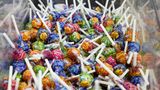 Chupa Chups  Die Chupa Chups-Lollis, mit ihrer enormen Vielfalt an Geschmacksrichtungen von Frucht über Cola bis Sahne, prägten das süße Gesicht der 90er Jahre. Durch ihre auffällige Verpackung und den intensiven Geschmack zählten sie nicht nur zu den Favoriten auf dem Pausenhof, sondern wurden auch schnell zum Inbegriff der Lutscher. Interessant: Es war kein Geringerer als Salvador Dalí, der legendäre surrealistische Künstler, der das ikonische Logo entwarf, das auch heute noch auf jeder Verpackung prangt.
