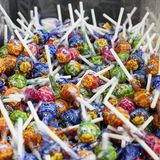 Chupa Chups  Die Chupa Chups-Lollis, mit ihrer enormen Vielfalt an Geschmacksrichtungen von Frucht über Cola bis Sahne, prägten das süße Gesicht der 90er Jahre. Durch ihre auffällige Verpackung und den intensiven Geschmack zählten sie nicht nur zu den Favoriten auf dem Pausenhof, sondern wurden auch schnell zum Inbegriff der Lutscher. Interessant: Es war kein Geringerer als Salvador Dalí, der legendäre surrealistische Künstler, der das ikonische Logo entwarf, das auch heute noch auf jeder Verpackung prangt.