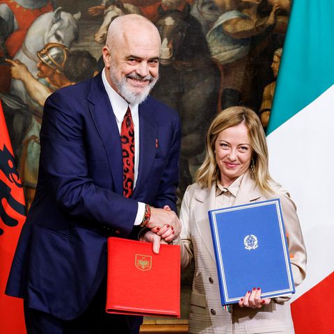Giorgia Meloni (r.), Ministerpräsidentin von Italien, und Edi Rama, Ministerpräsident von Albanien