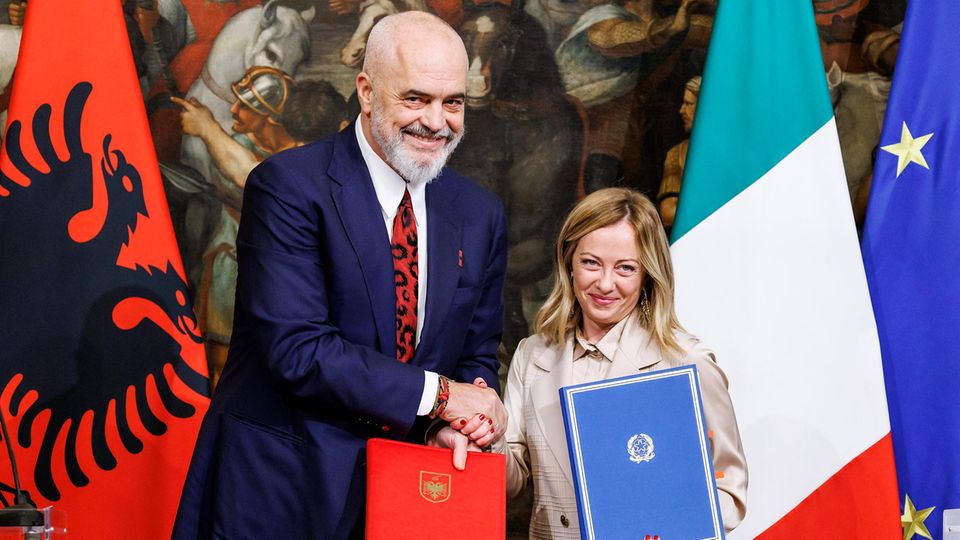 Giorgia Meloni (r.), Ministerpräsidentin von Italien, und Edi Rama, Ministerpräsident von Albanien