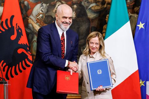 Giorgia Meloni (r.), Ministerpräsidentin von Italien, und Edi Rama, Ministerpräsident von Albanien