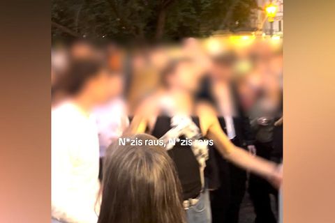 Auf Sylt ging's gegen Ausländer, in Berlin für Toleranz – Menschen feiern zu "L'amour toujour"