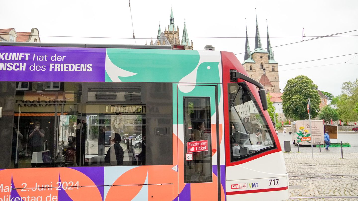 Werbe-Straßenbahn vor dem Erfurter Dom: Gläubige laden zum Katholikentag in die Hochburg der AfD.