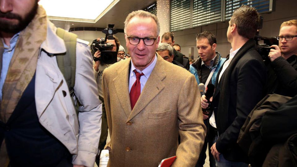 Wer hat an der UIhr gedreht, ist es wirklich schon so spät? Karl-Heinz Rummenige wollte mit zwei Rolex durch den Zoll