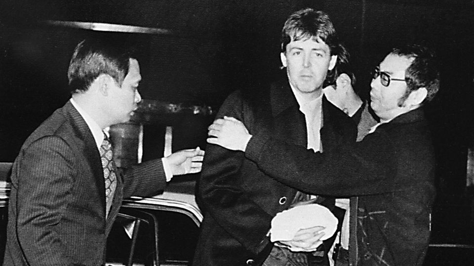 Mit Schal über den Handschellen in Tokio festgenommen: Paul McCartney