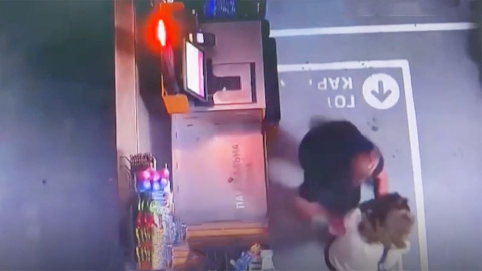 berwachungskamera zeigt russischen Gleitbomben-Angriff auf Baumarkt in Charkiw