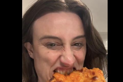 Journalistin Katie Notopoulos beißt in die nach Googles KI-Empfehlung gebackene Klebstoff-Pizza