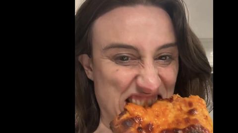 Journalistin Katie Notopoulos beißt in die nach Googles KI-Empfehlung gebackene Klebstoff-Pizza