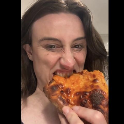 Journalistin Katie Notopoulos beißt in die nach Googles KI-Empfehlung gebackene Klebstoff-Pizza