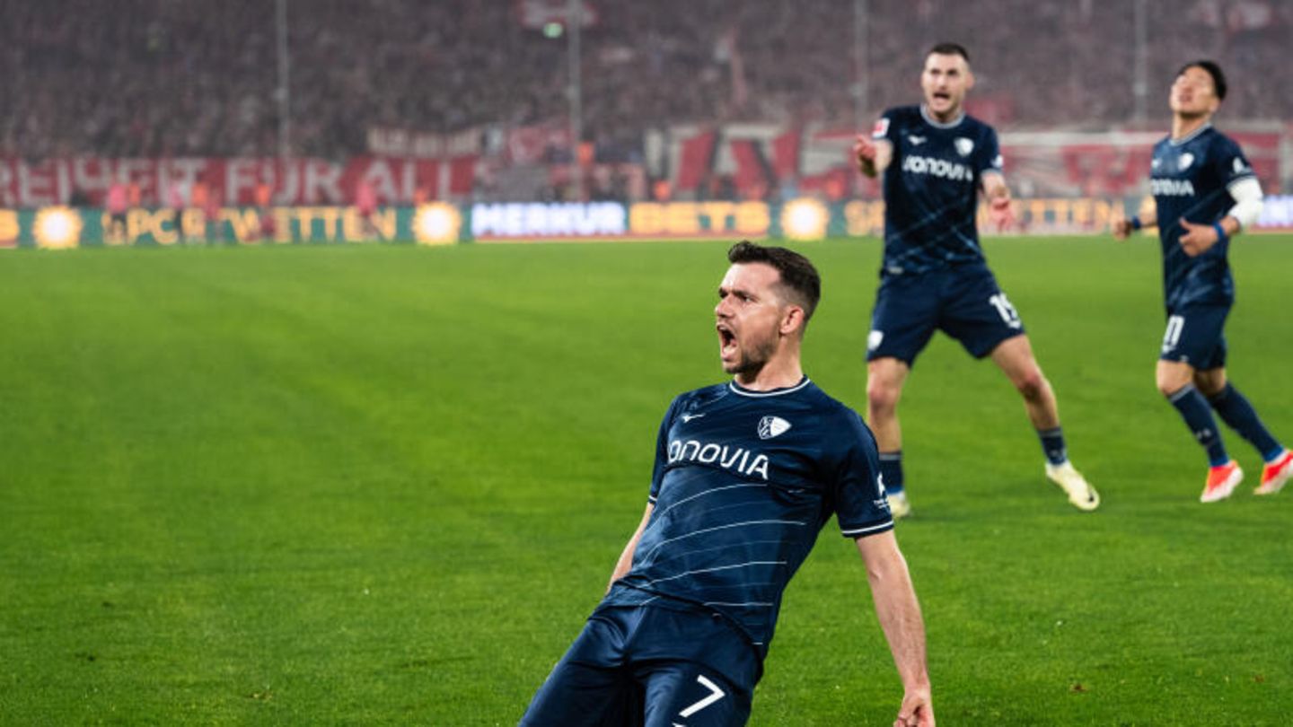 Bochums Torschütze Kevin Stöger jubelt nach dem 0:3