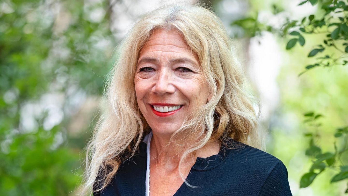 Lisa Federle vor ihrem Haus in Tübingen, in dem sie lebt und in dem auch ihre Praxis ist.