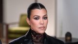 28. Mai 2024  Fünf künstliche Befruchtungen gescheitert: Kourtney Kardashian spricht über Weg zum Wunsch-Baby  Bei einer Fragerunde mit Fans auf ihrem Instagram-Account hat Reality-TV-Star Kourtney Kardashian erzählt, wie schwer der Weg zum Wunsch-Baby für sie und ihren Mann Travis Baker war. Sie habe fünf gescheiterte künstliche Befruchtungen hinter sich, außerdem seien ihr drei Mal Eier entnommen worden, so Kardashian. Auf die Frage eines Fans mit unerfülltem Kinderwunsch, wie sie die Kraft zum Weitermachen fand, antwortete sie: "Ich habe viel gebetet, für was immer für uns richtig sein soll. Und ich habe auch verstärkt auf meine Gesundheit geachtet." Nach einem Jahr mit gescheiterten Versuchen habe sie mit den Eingriffen aufgehört und ihr Körper habe sich entspannt. "Ich weiß, dass es schwierig ist, wenn es sich so anfühlt, als würdest du nichts unternehmen. Aber es liegt eine Kraft darin, auf Gottes Plan zu vertrauen und zu beten." Im November 2023 bekam die 45-Jährige ihren Sohn Rocky. Aus erster Ehe hat sie außerdem noch drei Kinder, zwei Söhne und eine Tochter.