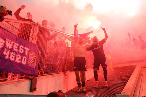 Relegation: Maximilian Wittek und Felix Passlack vom VfL Bochum feiern nach dem Sieg über Fortuna Düsseldorf den Verbleib in der Bundesliga