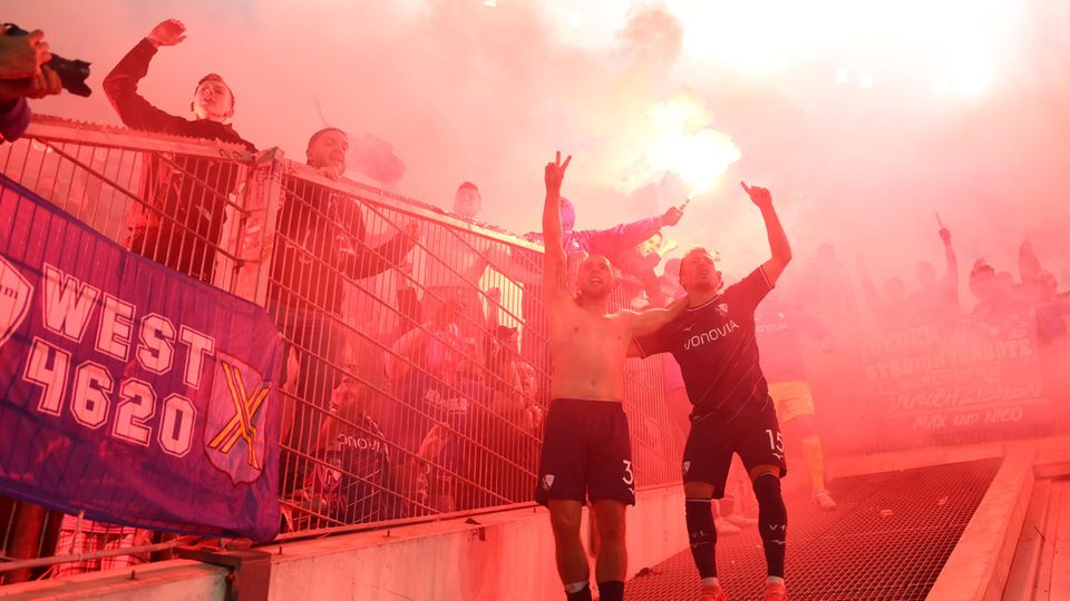 Relegation: Maximilian Wittek und Felix Passlack vom VfL Bochum feiern nach dem Sieg über Fortuna Düsseldorf den Verbleib in der Bundesliga