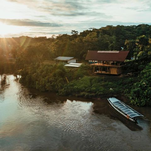 Die Sonne steht tief über dem Pio Pastaza in Ecuador, wo Indigene ihre Energie aus Solarkraft gewinnen