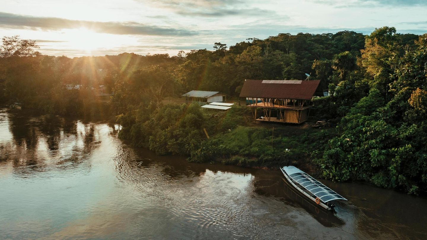 Die Sonne steht tief über dem Pio Pastaza in Ecuador, wo Indigene ihre Energie aus Solarkraft gewinnen