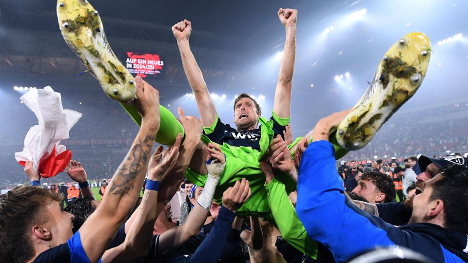 Die Bochumer Spieler feiern Keeper Andreas Luthe: "Ich glaube, die Leute außen herum waren aufgeregter als ich"