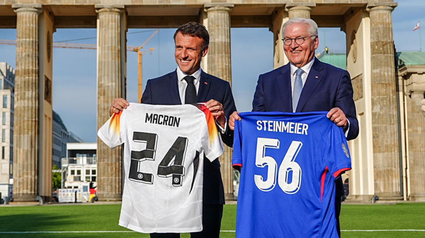 Emmanuel Macron (l.) posiert mit Frank-Walter Steinmeier vor dem Brandenburger Tor