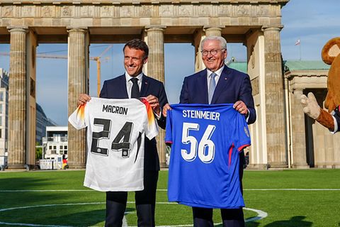 Emmanuel Macron (l.) posiert mit Frank-Walter Steinmeier vor dem Brandenburger Tor