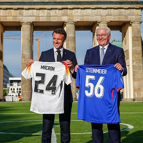 Emmanuel Macron (l.) posiert mit Frank-Walter Steinmeier vor dem Brandenburger Tor Emmanuel Macron (l.) posiert mit Frank-Walter Steinmeier vor dem Brandenburger Tor