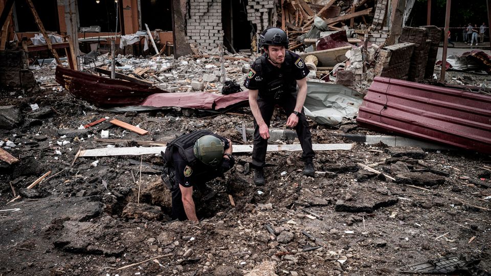 Täglich schlagen in der Stadt nun russische Bomben ein: Helfer bei Sucharbeiten nach einem Treffer in einem Wohnviertel von Charkiw