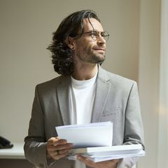 Symbolbild Rentenkasse: Ein Beamter und eine selbstständige Künstlerin in einer Bildkombination