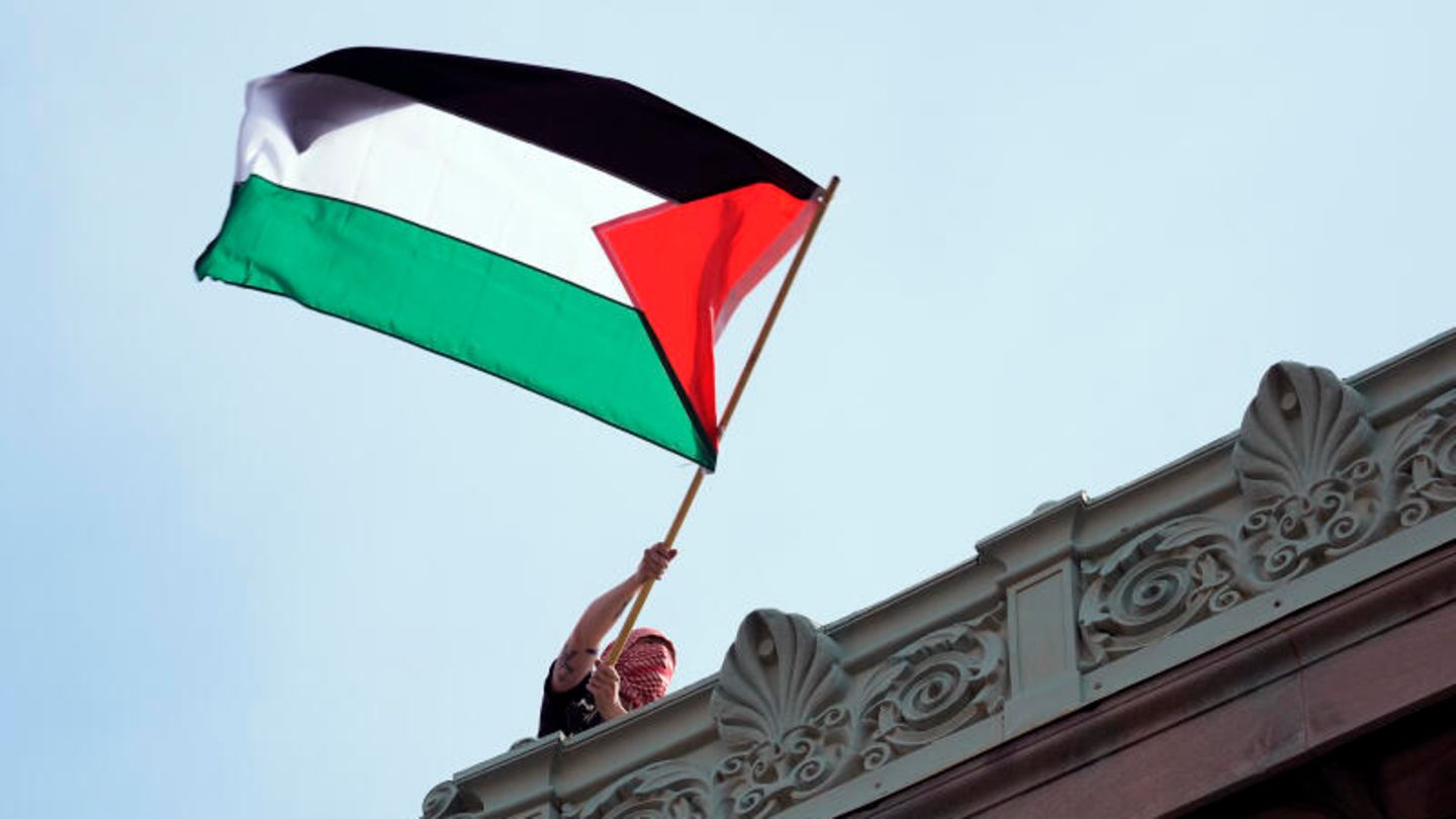 Ein protestierender Student schwenkt die palästinensische Flagge auf dem Campus der Columbia University.