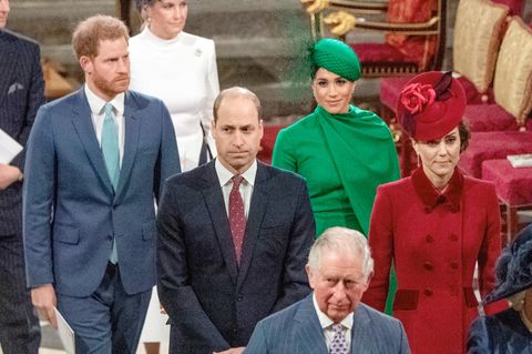 Auch die Royals sind nicht vor modischen Fehltritten gefeit. Von überraschenden Flecken bis zu unerwarteter Stoff-Transparenz; diese denkwürdigen Fashion-Fauxpas zeigen, dass selbst königliche Stilikonen manchmal danebenliegen können.