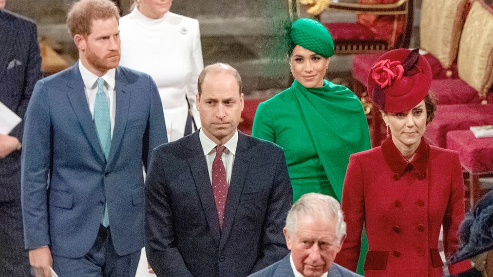 Auch die Royals sind nicht vor modischen Fehltritten gefeit. Von überraschenden Flecken bis zu unerwarteter Stoff-Transparenz; diese denkwürdigen Fashion-Fauxpas zeigen, dass selbst königliche Stilikonen manchmal danebenliegen können.