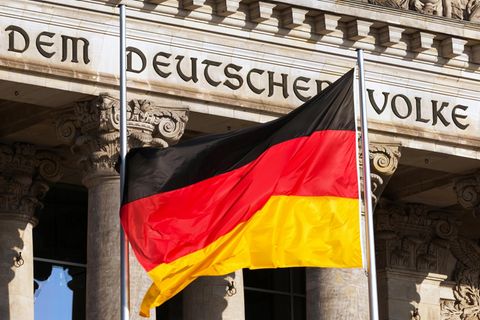 Grundgesetz: Deutschlandflagge vor dem Reichtstagsgebäude