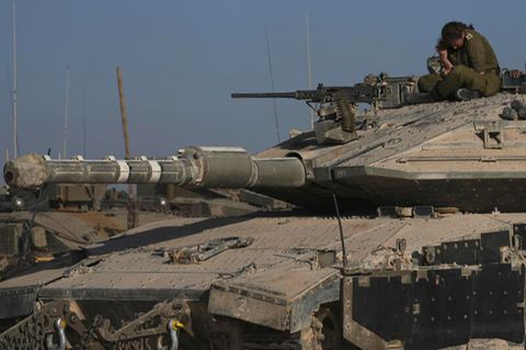 Eine israelische Soldatin sitzt auf einem Panzer
