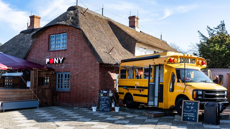 Ein alter amerikanischer Schulbus steht als Ausschank neben der Gaststätte ·Pony