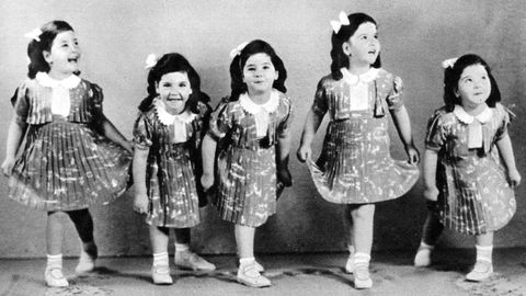 Die berühmten Dionne Fünflinge aufgereiht im Kleidchen 1939
