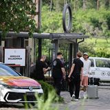 Sorgenkind Leroy Sané reist in kurzen Hosen an. Der Bayern-Angreifer ist nach wie vor angeschlagen.