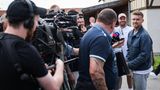 Der Stuttgarter Maximilian Mittelstädt (r.) gibt Interviews vor dem Haupteingang des Hotels.