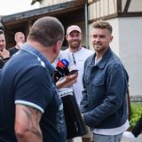 Der Stuttgarter Maximilian Mittelstädt (r.) gibt Interviews vor dem Haupteingang des Hotels.